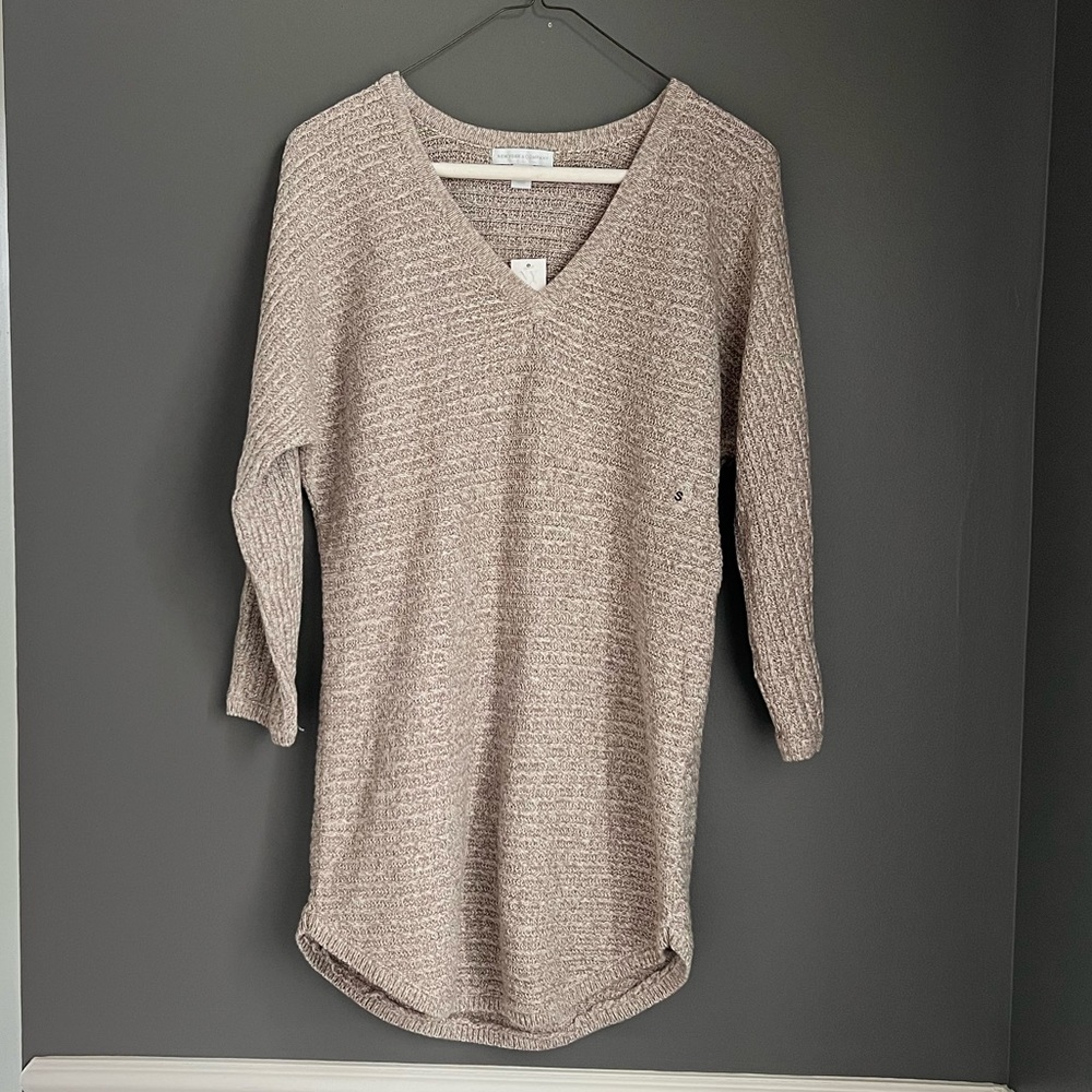 🆕 NY & Company Beige Scoop Hem V-Neck Sweater